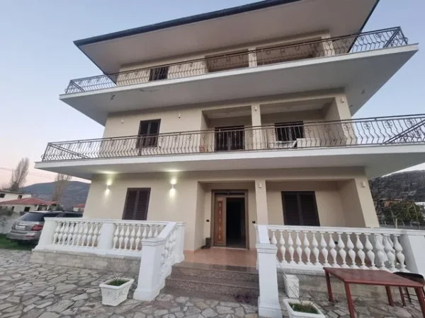 Vile 3 katëshe për shitje tek Ish Frutorja, Lezhë