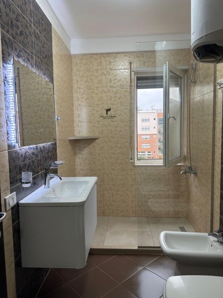 Tirane, jepet me qera apartament 2+1+Ballkon Kati 3, 80 m² 800 € (JORDAN MISJA)