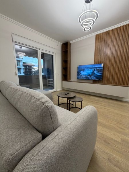Tirane, jepet me qera apartament 1+1+Ballkon , 800 € (Komuna Parisit)