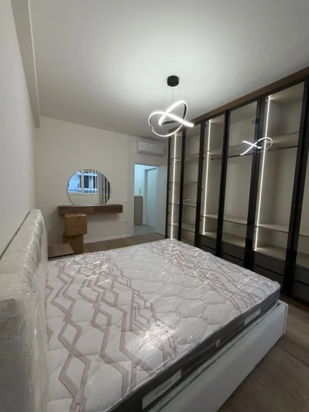 Tirane, jepet me qera apartament 1+1+Ballkon , 800 € (Komuna Parisit)