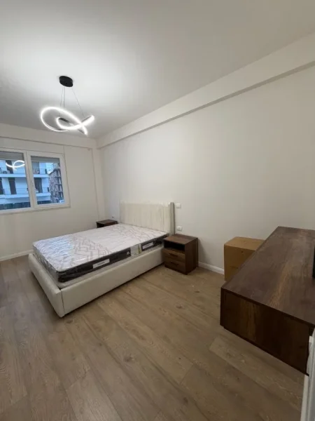 Tirane, jepet me qera apartament 1+1+Ballkon , 800 € (Komuna Parisit)