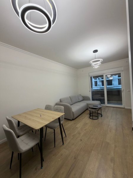 Tirane, jepet me qera apartament 1+1+Ballkon , 800 € (Komuna Parisit)