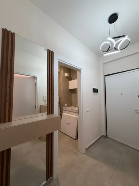 Tirane, jepet me qera apartament 1+1+Ballkon , 800 € (Komuna Parisit)