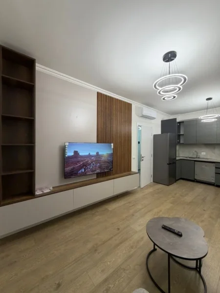 Tirane, jepet me qera apartament 1+1+Ballkon , 800 € (Komuna Parisit)