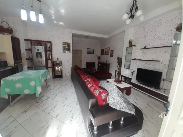 Tirane, jepet me qera Vile 1+1+Ballkon Kati 4, 65 m² 400 € (Tek 5 Maj, Tiranë)