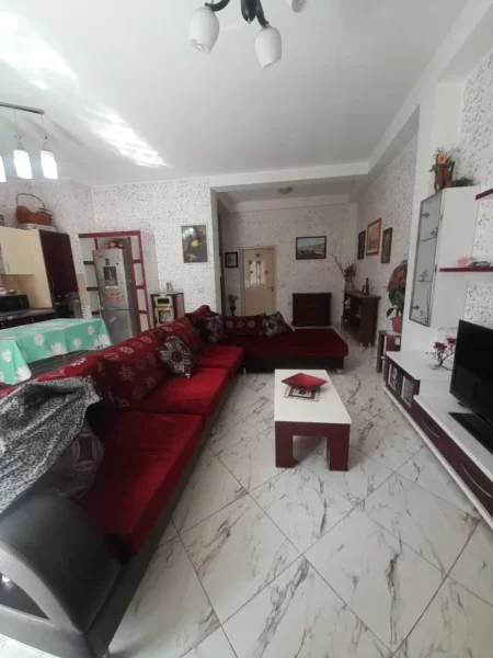 Tirane, jepet me qera Vile 1+1+Ballkon Kati 4, 65 m² 400 € (Tek 5 Maj, Tiranë)