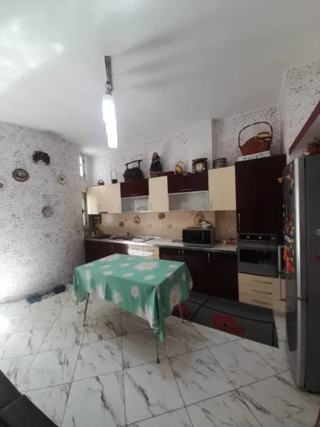 Tirane, jepet me qera Vile 1+1+Ballkon Kati 4, 65 m² 400 € (Tek 5 Maj, Tiranë)