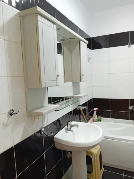 Tirane, jepet me qera apartament 1+1+Ballkon Kati 1, 67 m² 450 € (Tek Reifazen Bank)