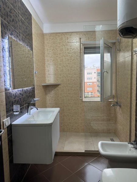 Tirane, jepet me qera apartament 2+1+Ballkon Kati 3, 90 m² 800 € (Jordan Misja, Tirane)