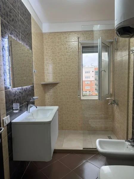 Tirane, jepet me qera apartament 2+1+Ballkon Kati 3, 90 m² 800 € (Jordan Misja, Tirane)