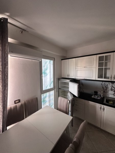Tirane, jepet me qera apartament 2+1 Kati 8, 120 m² 600 € (Mbrapa globe)