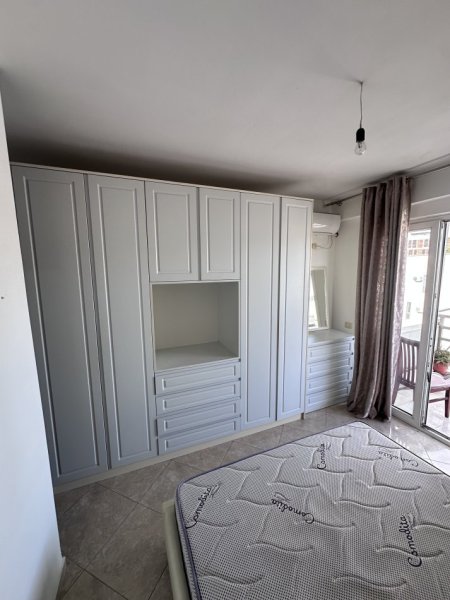 Tirane, jepet me qera apartament 2+1 Kati 8, 120 m² 600 € (Mbrapa globe)