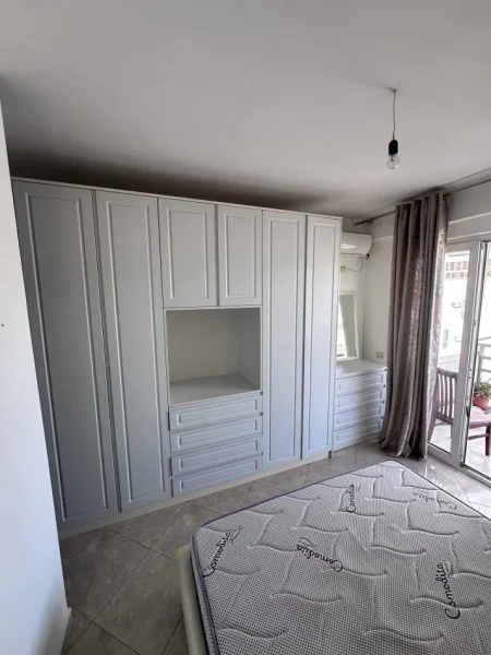 Tirane, jepet me qera apartament 2+1 Kati 8, 120 m² 600 € (Mbrapa globe)