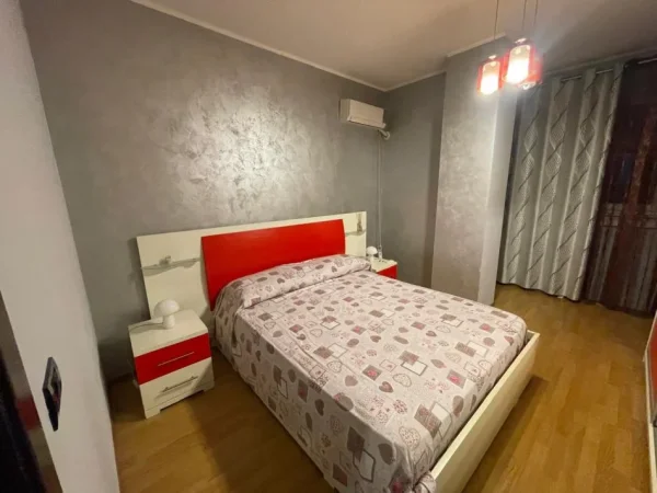 Tirane, jepet me qera apartament 2+1+Ballkon Kati 6, 120 m² 690 € Ne Xhamllik, Tirane