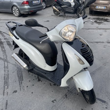 Tirane, shes motor Honda ps 125cc , e bardhë 26.700 km 1.700 €
