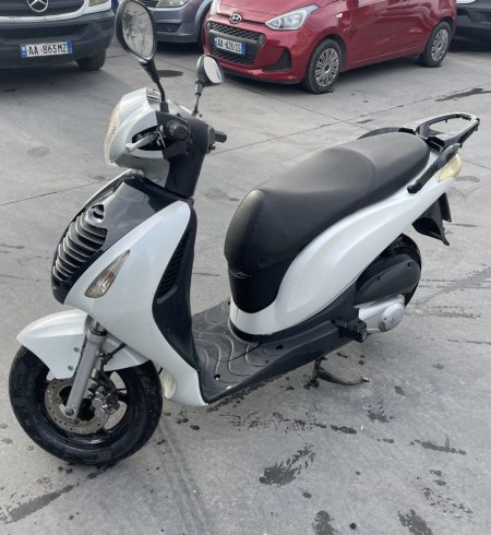 Tirane, shes motor Honda ps 125cc , e bardhë 26.700 km 1.700 €