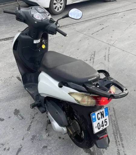Tirane, shes motor Honda ps 125cc , e bardhë 26.700 km 1.600 €