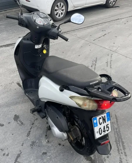 Tirane, shes motor Honda ps 125cc , e bardhë 26.700 km 1.600 €