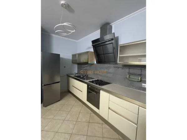 Tirane, jepet me qera apartament 2+1+Ballkon Kati 7, 97 m² 620 € (Rruga Asim Vokshi, perballe Harry Fulz)