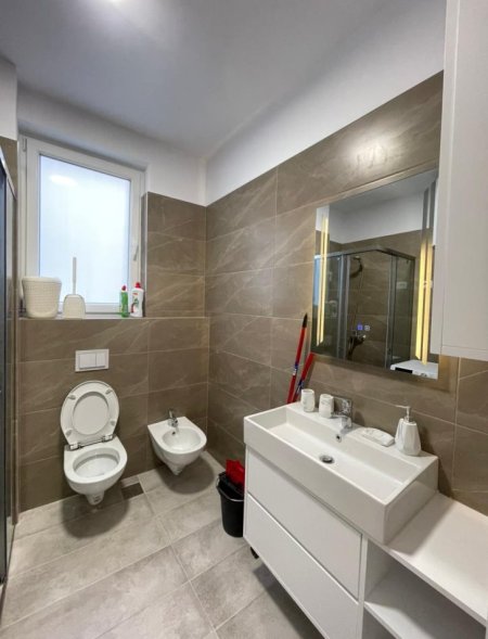 Tirane, jepet me qera apartament 2+1+Verande,  Kati 2, 103 m² 1.200 € (Kompleksi Fz), pamje e plote nga Liqeni i Thate