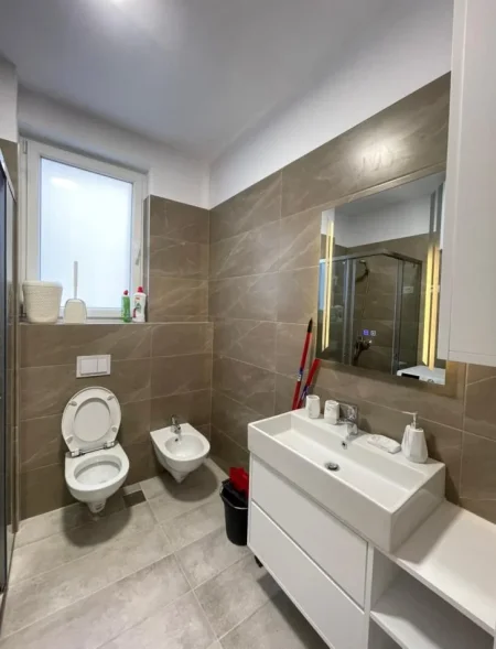 Tirane, jepet me qera apartament 2+1+Verande,  Kati 2, 103 m² 1.150 € (Kompleksi Fz), pamje e plote nga Liqeni i Thate