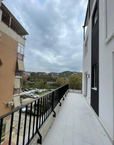 Tirane, jepet me qera apartament 2+1+Verande,  Kati 2, 103 m² 1.200 € (Kompleksi Fz), pamje e plote nga Liqeni i Thate