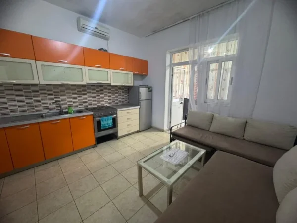 Tirane, jepet me qera apartament 1+1+Ballkon Kati 1, 60 m² 350 € (Afër shkollës “1 Qershori”)