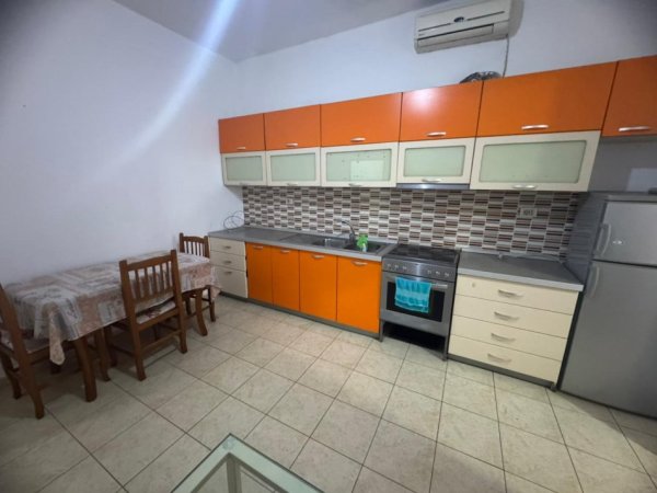 Tirane, jepet me qera apartament 1+1+Ballkon Kati 1, 60 m² 350 € (Afër shkollës “1 Qershori”)