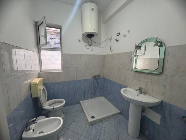 Tirane, jepet me qera apartament 1+1+Ballkon Kati 1, 60 m² 350 € (Afër shkollës “1 Qershori”)