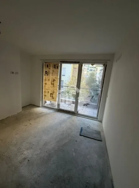 Tirane, jepet me qera zyre Kati 1, 48 m² 550 € (PRANË RRUGËS “MYSLYM SHYRI”)
