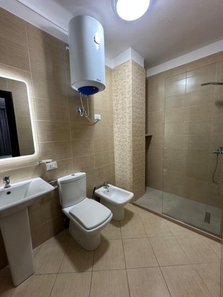 Tirane, jepet me qera apartament 2+1+Ballkon Kati 3, 106 m² 800 € (Rruga Jordan Misja, Kompleksi Gener 2)