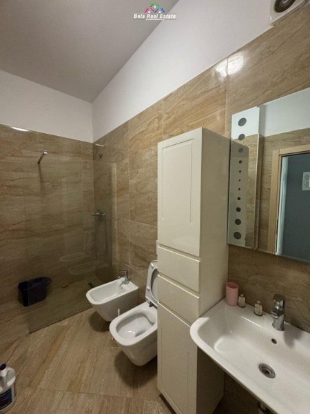 Tirane, jepet me qera apartament 1+1+Ballkon Kati 4, 72 m² 750 € (Square 21, Rruga e Kavajes)