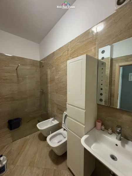 Tirane, jepet me qera apartament 1+1+Ballkon Kati 4, 72 m² 750 € (Square 21, Rruga e Kavajes)