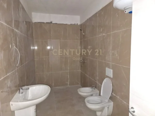 Tirane, shitet apartament 1+1+Ballkon Kati 5, 125.000 € (laprake)