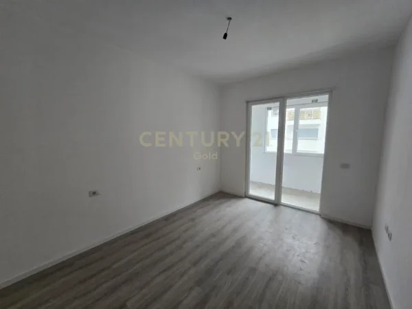 Tirane, shitet apartament 1+1+Ballkon Kati 5, 125.000 € (laprake)