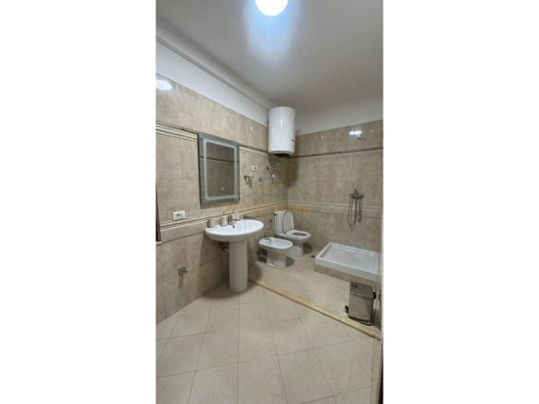 Tirane, jepet me qera apartament 3+1 Kati 7, 120 m² 1.000 € 