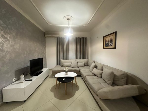 Tirane, jepet me qera apartament 1+1 Kati 8, 80 m² 430 € (astir)