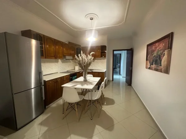 Tirane, jepet me qera apartament 1+1 Kati 8, 80 m² 430 € (astir)