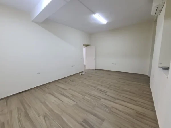 Tirane, jepet me qera zyre Kati 2, 75 m² 1.000 € (bulevardi zogu 1)