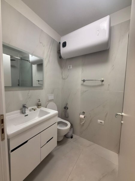 Tirane, jepet me qera apartament 2+1 Kati 4, 75 m² 800 € (MYSLYM SHYRI)