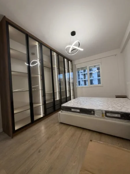 Tirane, jap me qera apartament 1+1+Ballkon Kati 4, 75 m² 800 € (Komuna e Parisit)