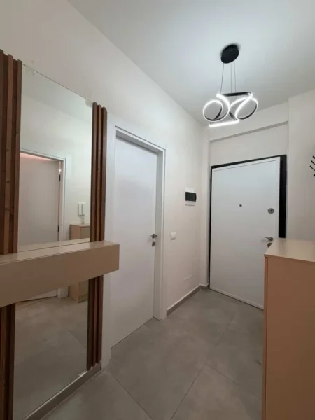 Tirane, jap me qera apartament 1+1+Ballkon Kati 4, 75 m² 800 € (Komuna e Parisit)