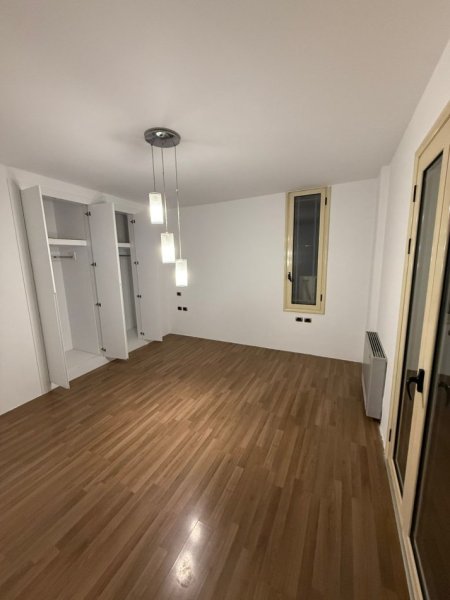 Tirane, shitet apartament 2+1 Kati 3, 173 m² 350.000 € (Liqeni artificial)
