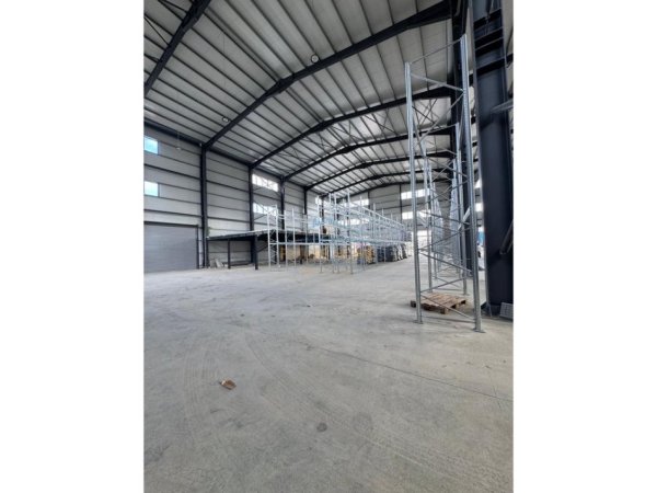 Tirane, jepet me qera ambjent biznesi Kati 0, 4.000 m² 12.000 € (Vore)