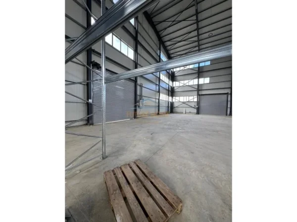 Tirane, jepet me qera ambjent biznesi Kati 0, 4.000 m² 12.000 € (Vore)