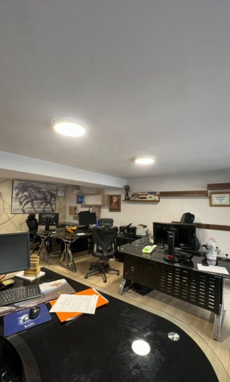 Tirane, jepet me qera zyre Kati 1, 55 m² 800 € (Rruga Sulejman Delvina)