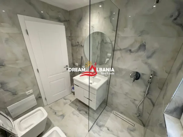 Tirane, jepet me qera apartament 2+1+Ballkon Kati 2, 120 m² 1.300 € (kopshti zoologjik)