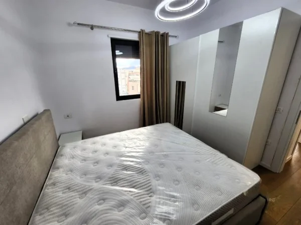 Tirane, jepet me qera apartament 2+1 Kati 5, 70 m² 820 € (pazari i ri)