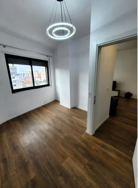 Tirane, jepet me qera apartament 2+1 Kati 5, 70 m² 820 € (pazari i ri)