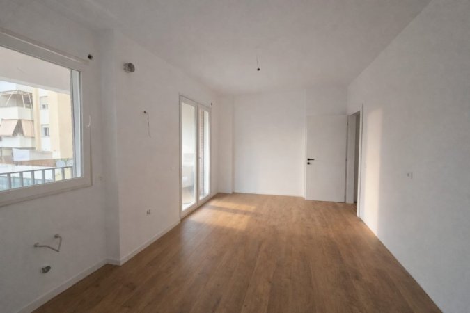 Tirane, jepet me qera apartament 3+1 Kati 3, 135 m² 1.200 € (Pazari i Ri)